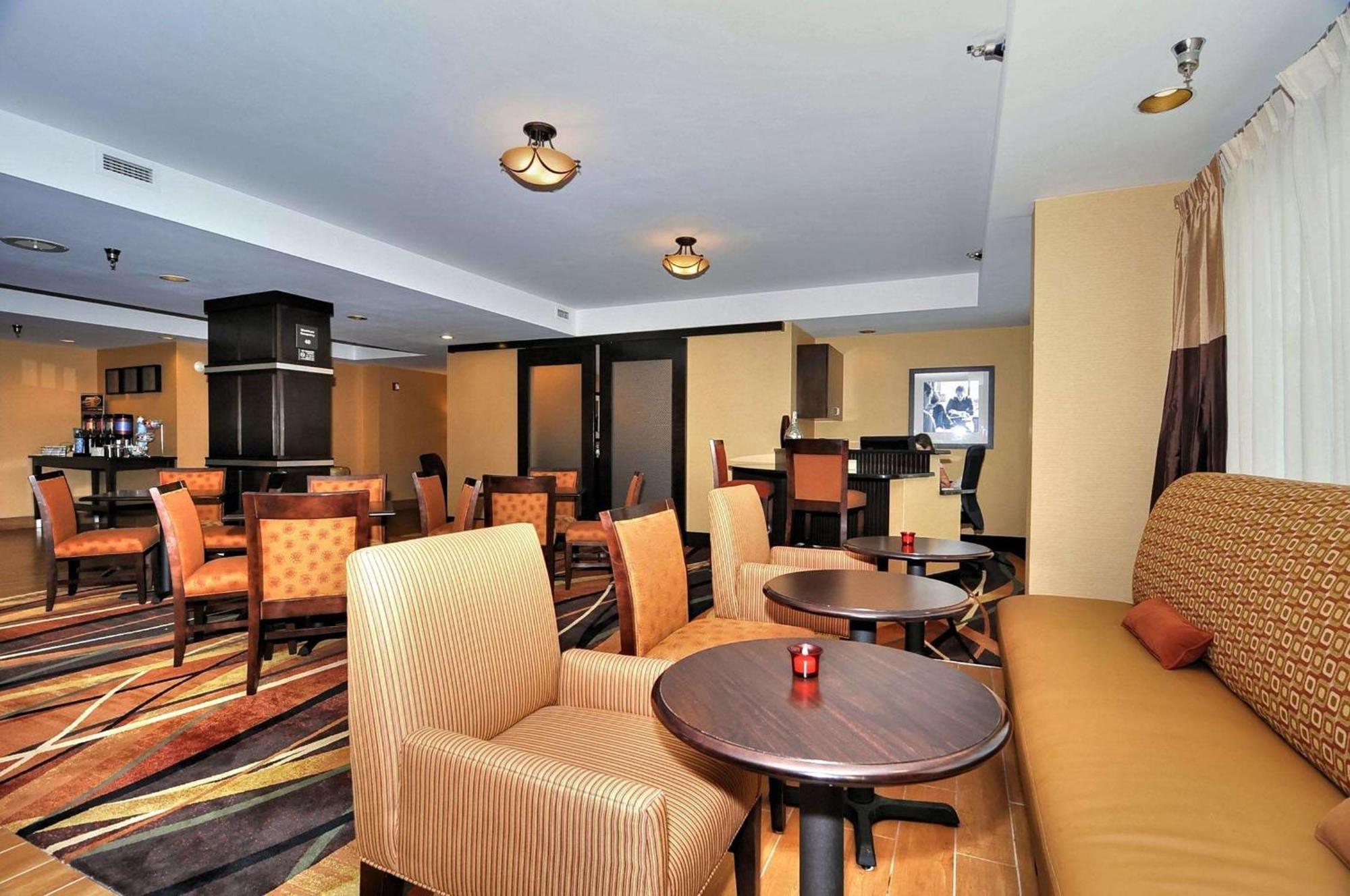 Hampton Inn Иден Экстерьер фото