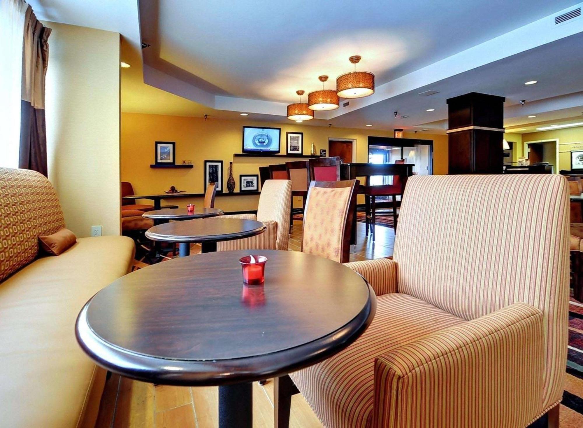 Hampton Inn Иден Экстерьер фото